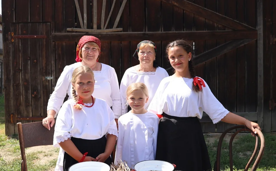 VIDEO Tajnu najtanje proste trnovečke makovnjače &ndash; kroz koju se vide čitati novine &ndash; priča nam babica Anka