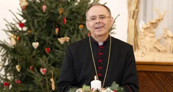 VIDEO / AUDIO Božićna čestitka biskupa Radoša: &bdquo;Bog poručuje &ndash; S tobom sam. Dragocjen si. Ljubim te.&ldquo;
