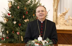 VIDEO / AUDIO Božićna čestitka biskupa Radoša: &bdquo;Bog poručuje &ndash; S tobom sam. Dragocjen si. Ljubim te.&ldquo;