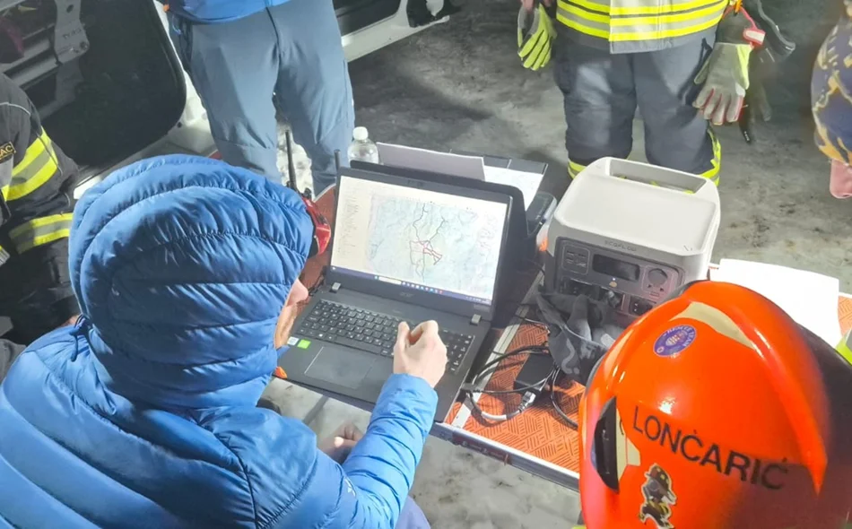 FOTO Vatrogasci, policija HGSS, članovi obitelji i brojni mještani u teškim uvjetima tražili nestalu osobu