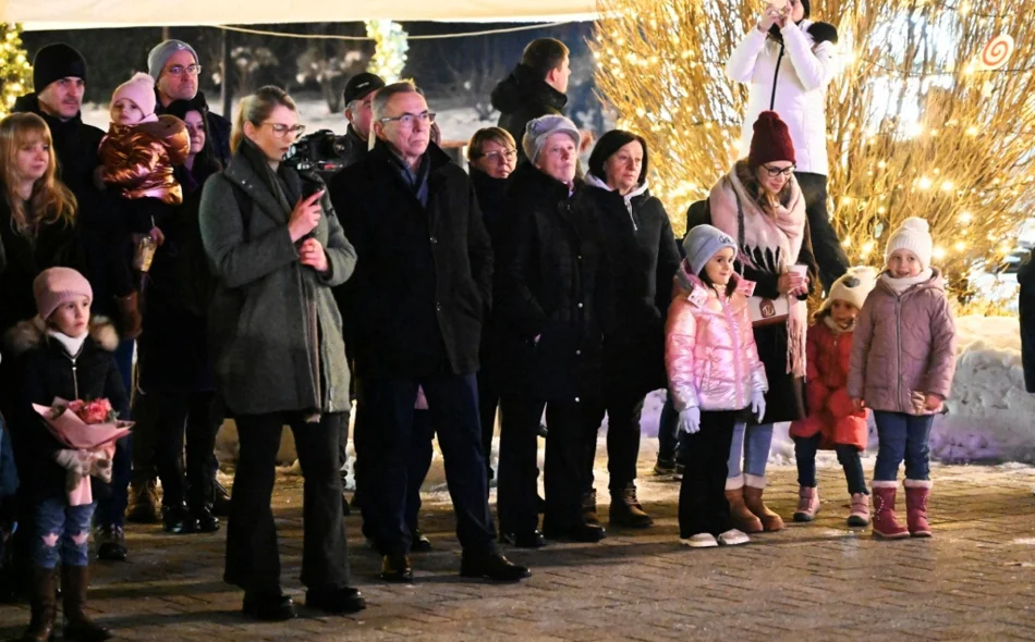 Božićni koncert zborova oduševio brojnu publiku u ivanečkom parku pod snijegom