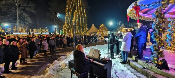 Božićni koncert zborova oduševio brojnu publiku u ivanečkom parku pod snijegom