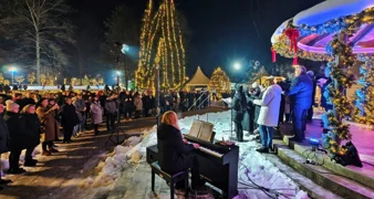 Božićni koncert zborova oduševio brojnu publiku u ivanečkom parku pod snijegom