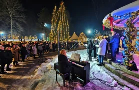 Božićni koncert zborova oduševio brojnu publiku u ivanečkom parku pod snijegom