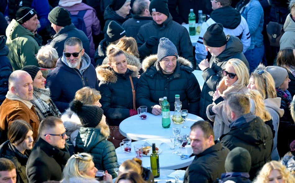 Pod motom &bdquo;Ziher je ziher&rdquo;, Novomarofčani svih generacija još su jednom Novu godinu dočekali u podne