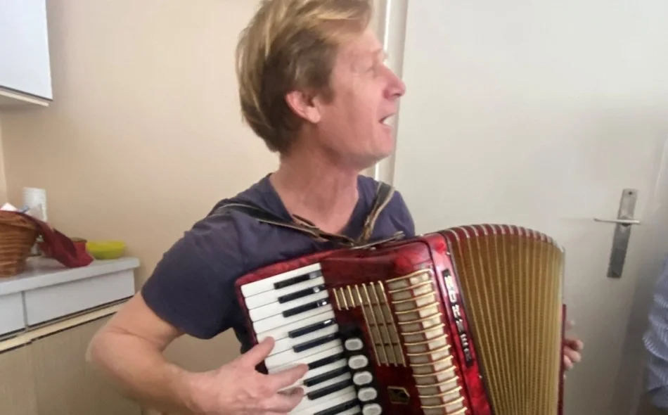 Učiteljica glazbenog Marija Jug ganuta posjetom bivših učenika OŠ Cestica