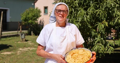 VIDEO Okusi Jalžabeta iz ruku babice Marine &ndash; kiseli zabieleni krumper i slatke ružice