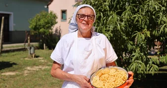 VIDEO Okusi Jalžabeta iz ruku babice Marine &ndash; kiseli zabieleni krumper i slatke ružice