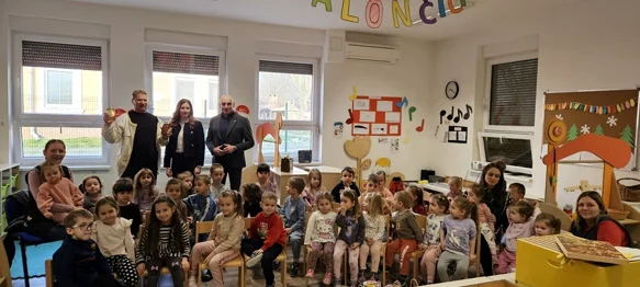 Staklenke meda za mališane Dječjeg vrtića &bdquo;Pčelica&rdquo; iz Bisaga