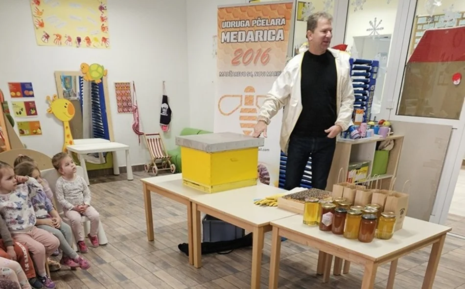Staklenke meda za mališane Dječjeg vrtića &bdquo;Pčelica&rdquo; iz Bisaga