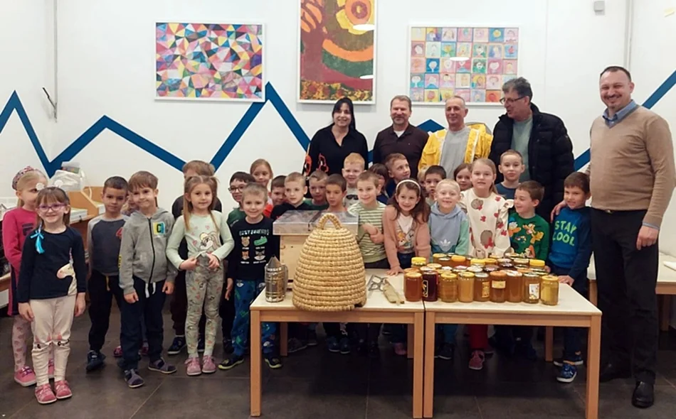 FOTO Članovi Udruge pčelara &bdquo;Medarica&rdquo; darovali mališanima Dječjeg vrtića Novi Marof 40 teglica meda