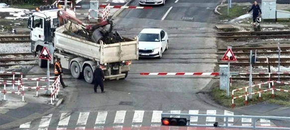 VIDEO Pogledajte ovaj bahatluk! Jako mu se žurilo pa stajao nasred pruge kad se spustila rampa