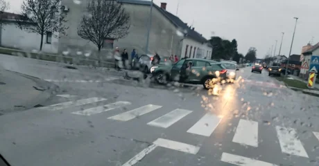 FOTO čitatelja: Sudar na nepreglednom raskrižju, troje ljudi u bolnici
