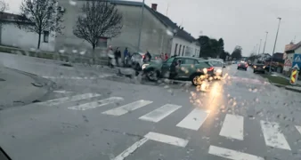 FOTO čitatelja: Sudar na nepreglednom raskrižju, troje ljudi u bolnici