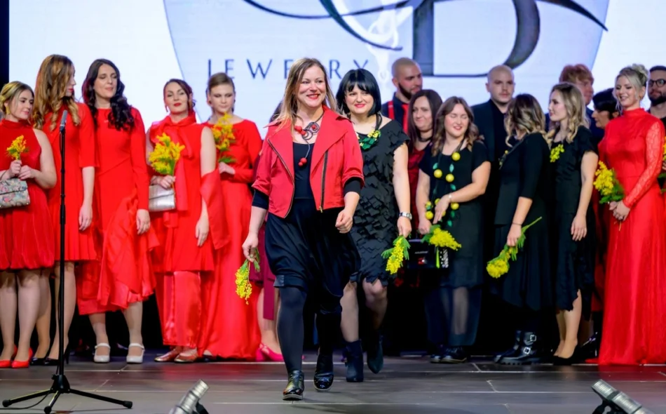 FOTO Crvenim i žutim haljinama protiv moždanog udara i raka vrata maternice