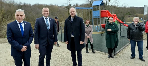 Ministar Šipić, župan Stričak i načelnik Žugčić obišli novoizgrađeno dječje igralište