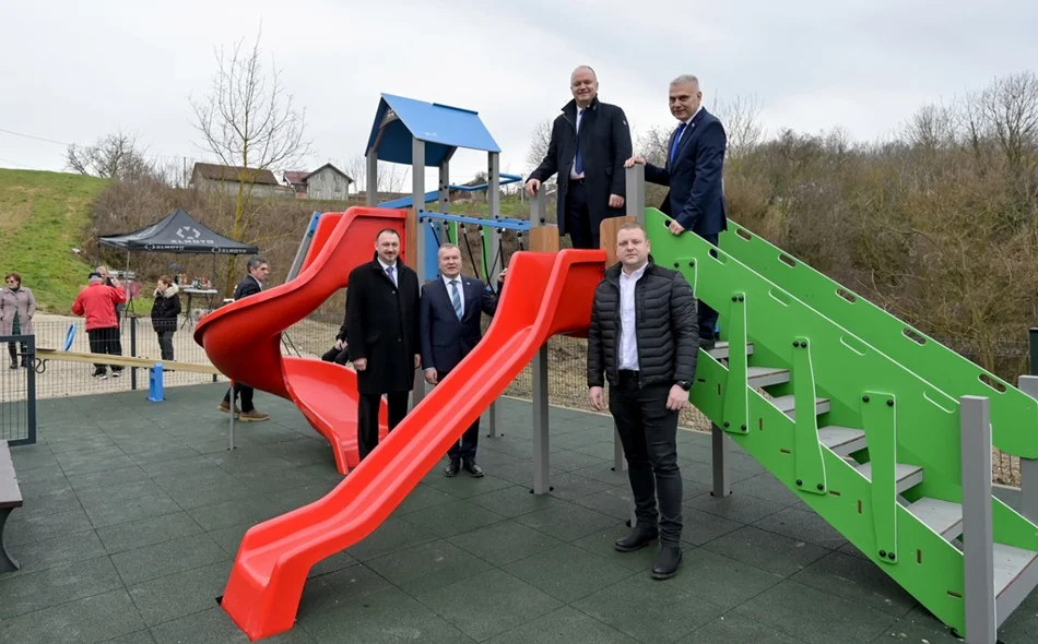 Ministar Šipić, župan Stričak i načelnik Žugčić obišli novoizgrađeno dječje igralište