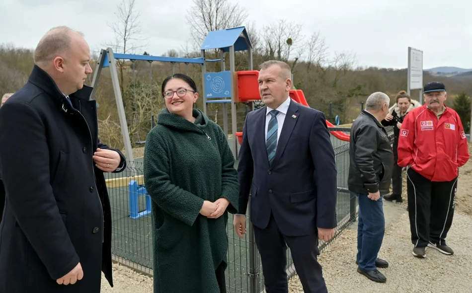 Ministar Šipić, župan Stričak i načelnik Žugčić obišli novoizgrađeno dječje igralište