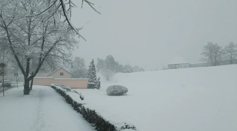 FOTO Snijeg zabijelio ulice, bedemi Staroga grada posebno su bajkoviti