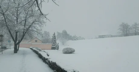 FOTO Snijeg zabijelio ulice, bedemi Staroga grada posebno su bajkoviti