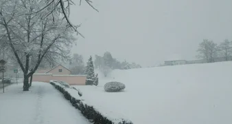FOTO Snijeg zabijelio ulice, bedemi Staroga grada posebno su bajkoviti