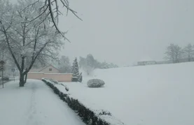 FOTO Snijeg zabijelio ulice, bedemi Staroga grada posebno su bajkoviti