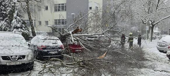 Bez struje i dalje dio naselja na krajnjem zapadu, zatvorene i dvije ceste