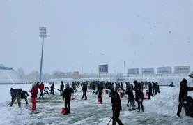 Navijači Varaždinu pomažu u čišćenju snijega uoči Dinama, Varteksova utakmica odgođena