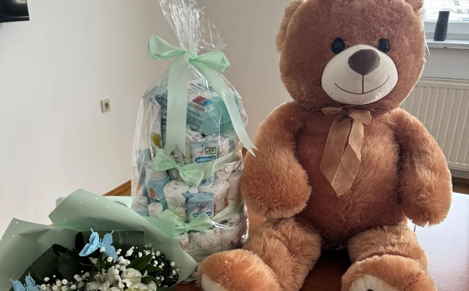 Maleni Jan prva je beba rođena u Jalžabetu u 2026., načelnik roditeljima uručio prigodan poklon