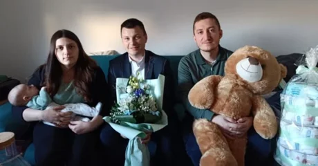 Maleni Jan prva je beba rođena u Jalžabetu u 2026., načelnik roditeljima uručio prigodan poklon