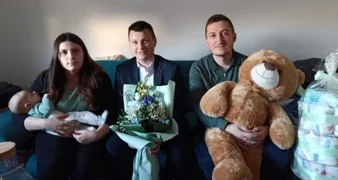 Maleni Jan prva je beba rođena u Jalžabetu u 2026., načelnik roditeljima uručio prigodan poklon