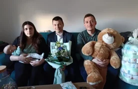 Maleni Jan prva je beba rođena u Jalžabetu u 2026., načelnik roditeljima uručio prigodan poklon