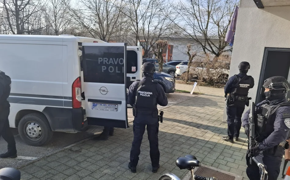 FOTO U lancima i pod pratnjom specijalaca, višestruki ubojica Srđan Mlađan doveden na varaždinski Županijski sud