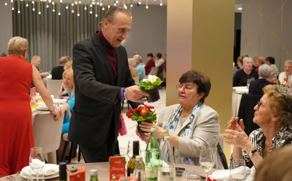 Uz pjesmu, ples i jaglace umirovljenici proslavili Dan žena