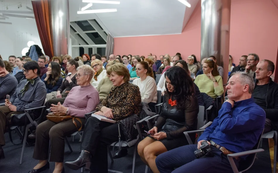 Prepuna dvorana na promociji knjige svjetske putnice Patricie Lacković