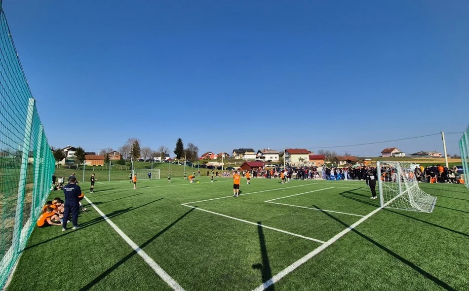 FOTO Otvoreno novo malonogometno igralište s umjetnom travom