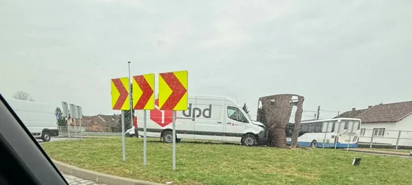 Vozač kombija nije okrenuo volan u kružnom toku - završio na otoku i udario skuplturu