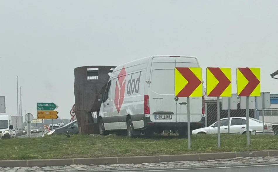 Vozač kombija nije okrenuo volan u kružnom toku - završio na otoku i udario skuplturu