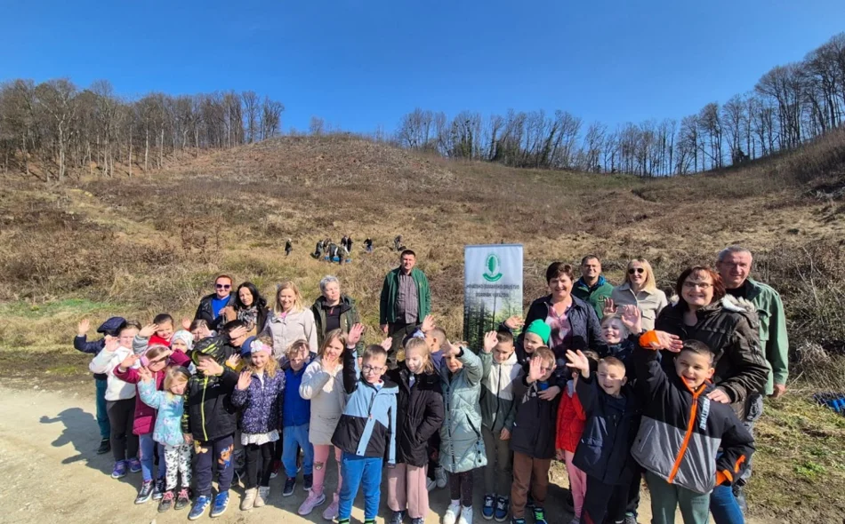 FOTO Vrtićarci iz Dječjeg vrtića "Tratinčica" učili kako se sadi drvo