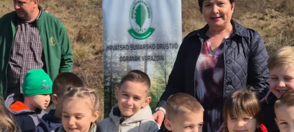 FOTO Vrtićarci iz Dječjeg vrtića "Tratinčica" učili kako se sadi drvo