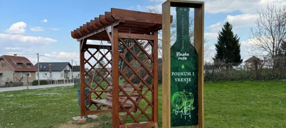 Ispred dvorca u Jalžabetu postavljena ljuljačka