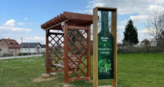 Ispred dvorca u Jalžabetu postavljena ljuljačka