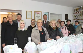 Varaždinske umirovljenike razveselili sa 180 uskršnjih poklon paketa