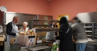 Biskup Radoš dijelio obroke u Caritasovoj pučkoj kuhinju