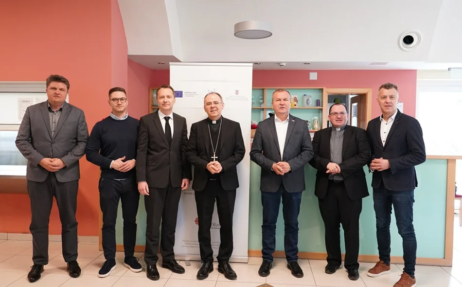 Biskup Radoš dijelio obroke u Caritasovoj pučkoj kuhinju