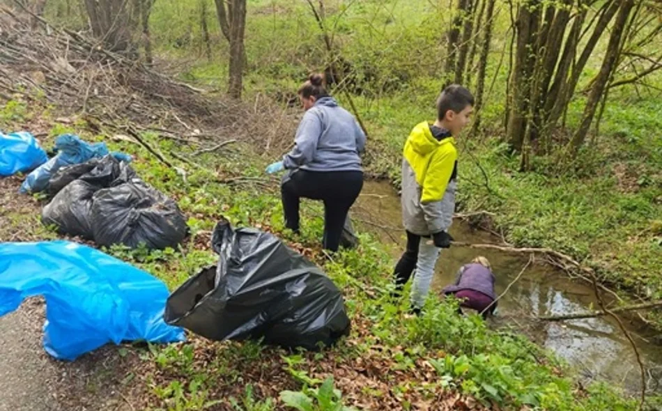 FOTO Zasukali rukave i iz okoliša uklonili odbačeni otpad