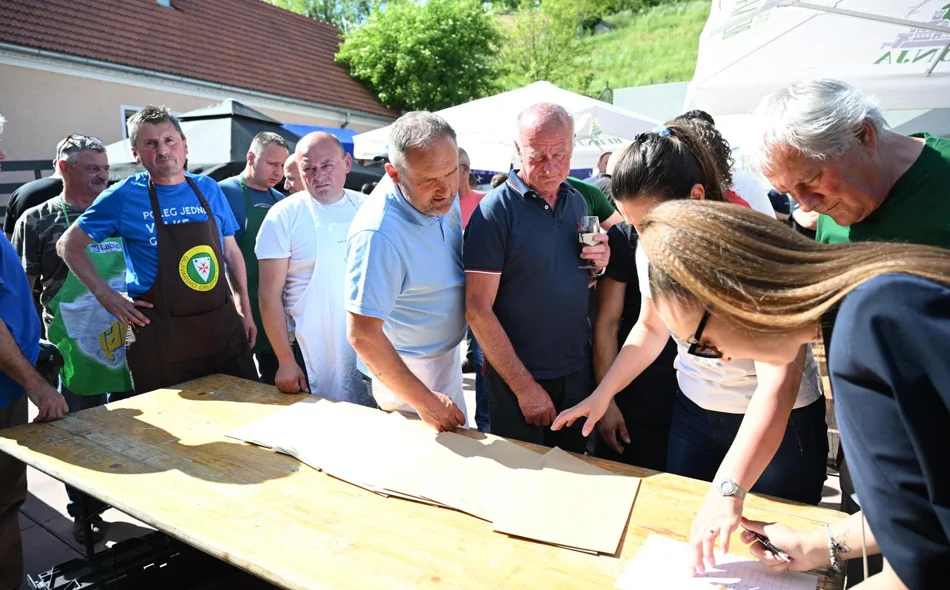 FOTO Najbolji kotlić pripremili "Šumari" iz Jamna, a svoju nagradu donirali potrebitima