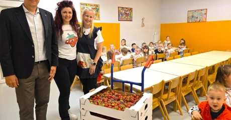 Općina Gornji Kneginec donirala djecu domaćim, mirisnim jagodama