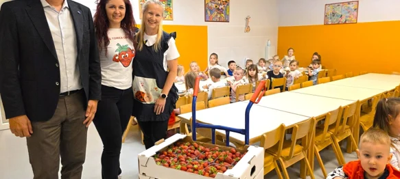 Općina Gornji Kneginec donirala djecu domaćim, mirisnim jagodama