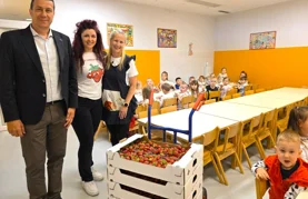 Općina Gornji Kneginec donirala djecu domaćim, mirisnim jagodama